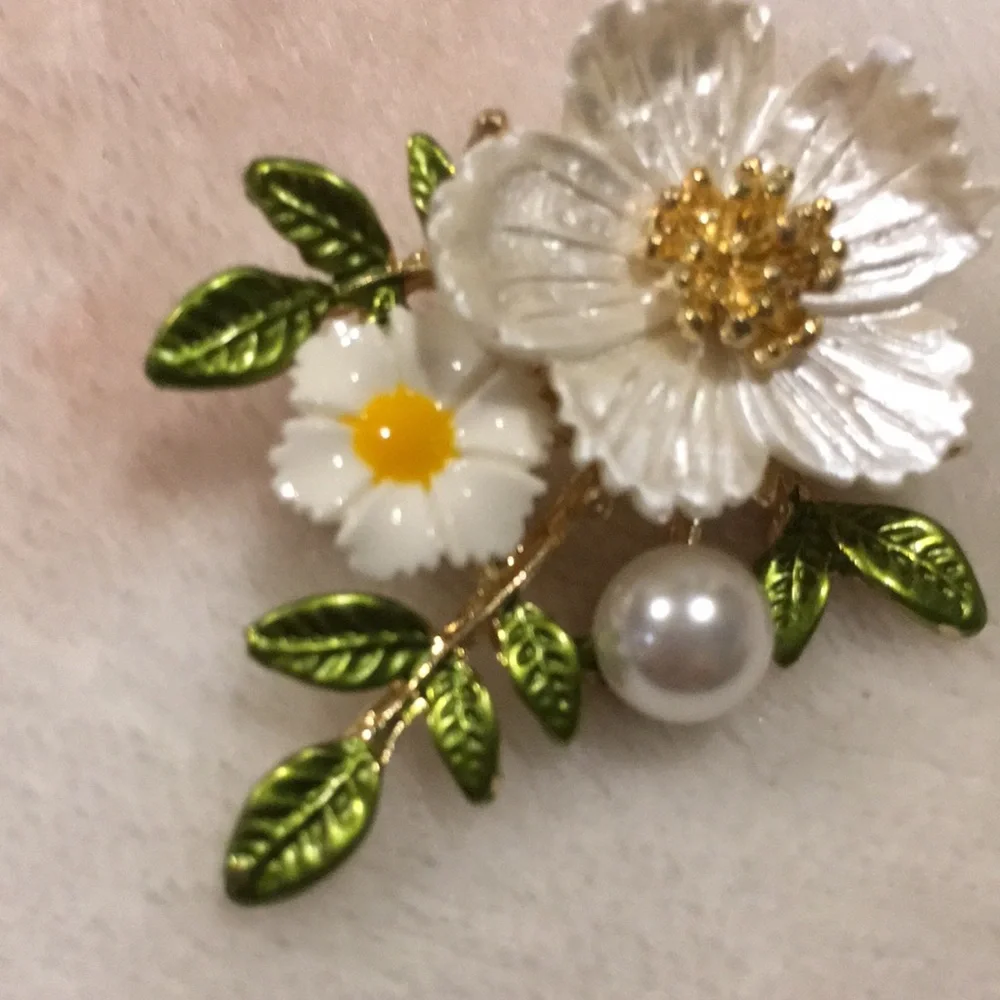 Flower Fashion  Pin Brooch NWT Faux Pearl 2x1.5” Gold Toned Metal Alloy - Picture 10 of 11